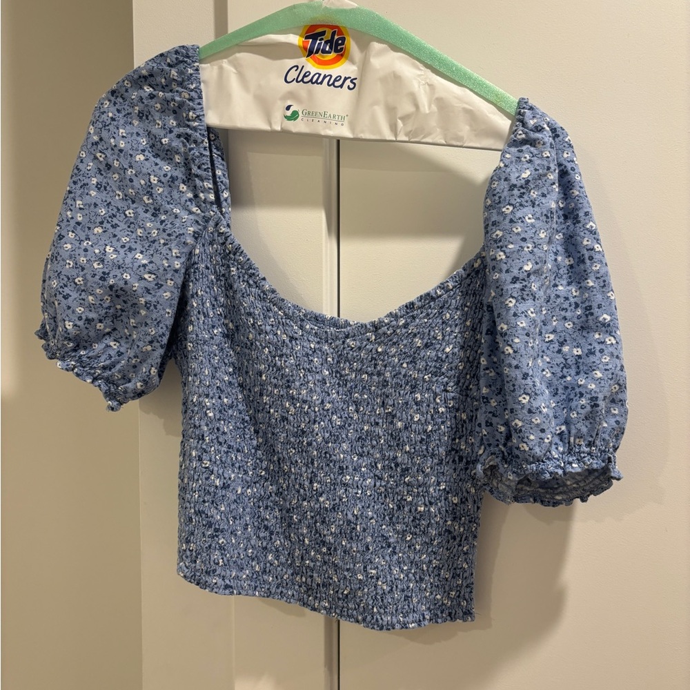 Abercrombie smocked crop blue floral puff sleeve top
